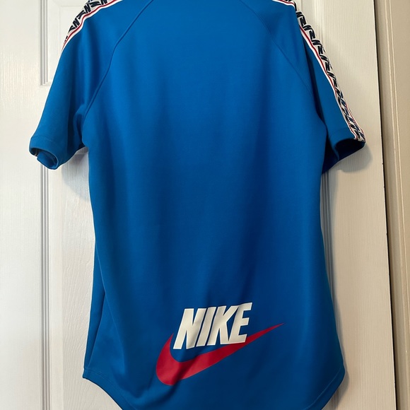 Nike Sportswear® Loose Fit Raglan Sleeve Drop Taped Tee in Blue Size Medium - Picture 6 of 7